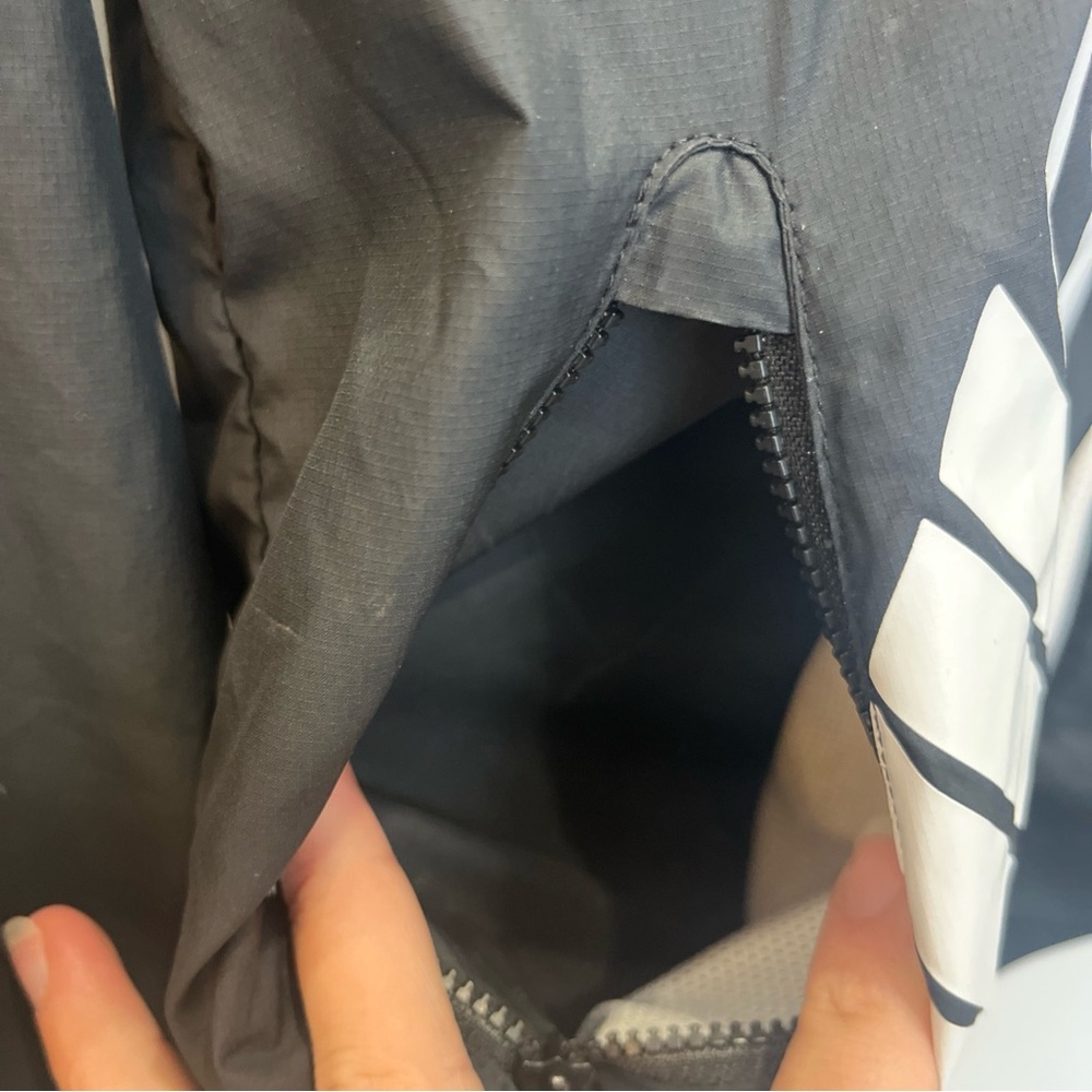Nike Woman’s Hooded Windbreaker Jacket Colorblock Windrunner Size XL Black White - Picture 4 of 11